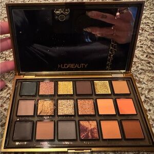 HUDA BEAUTY Empowered Eyeshadow Palette